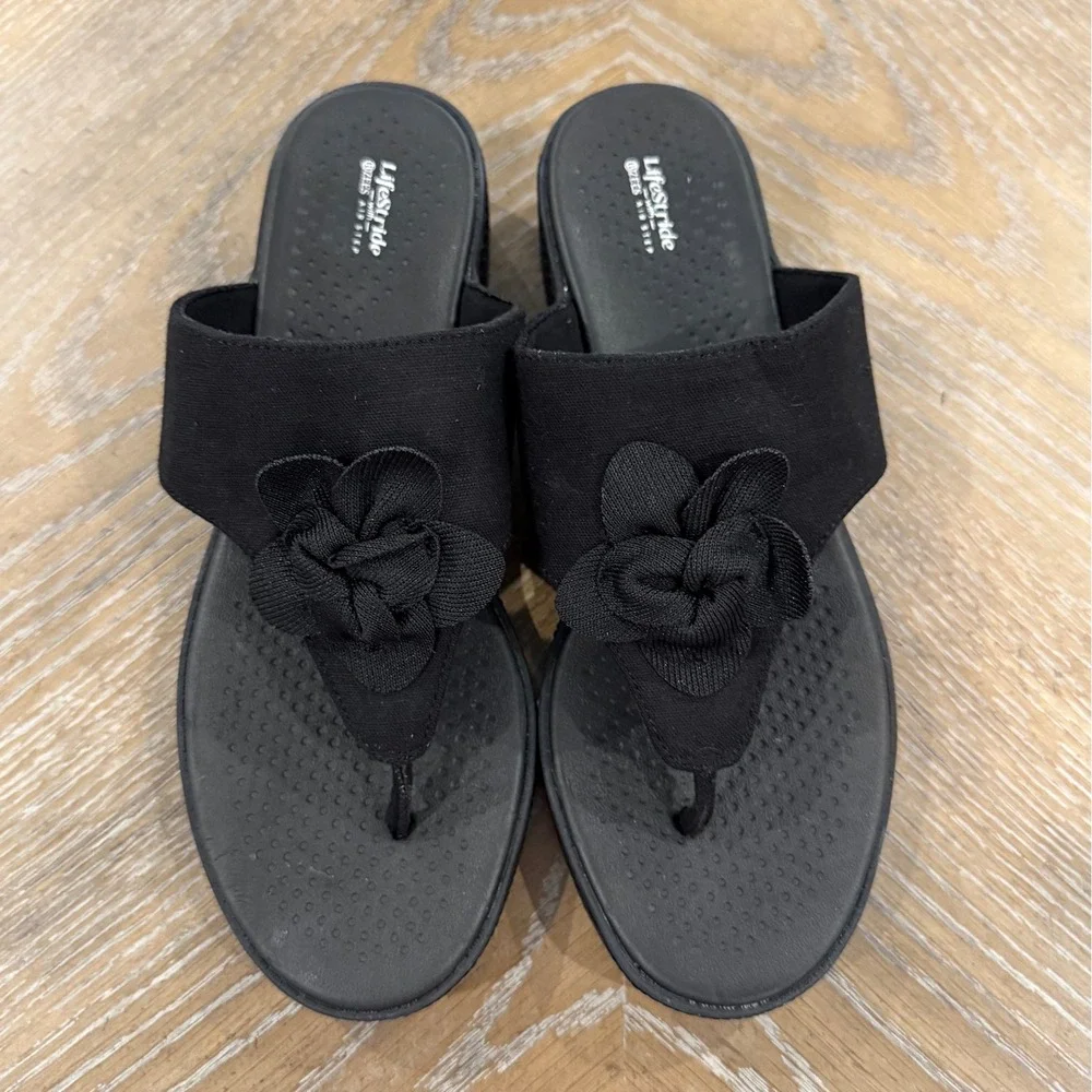 LifeStride Bloom Washable Black Flower Thong Wedge Sandals NWOB 8M